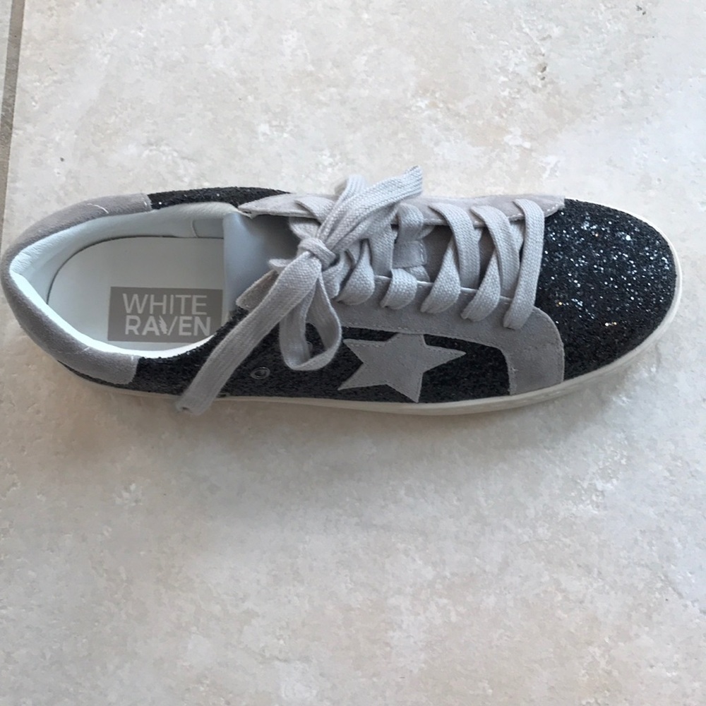 NWT Vici sneakers